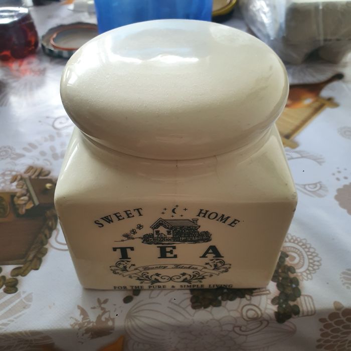 Gliniane pojemniki na herbatę i większy żółty