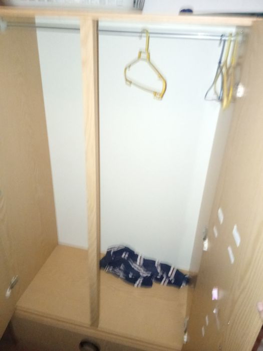 Guardavestidos de duas portas e uma gaveta