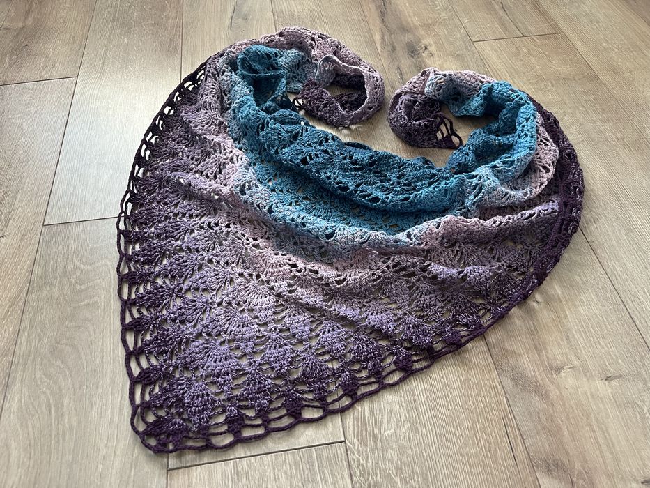 Ażurowa chusta szydełkowa