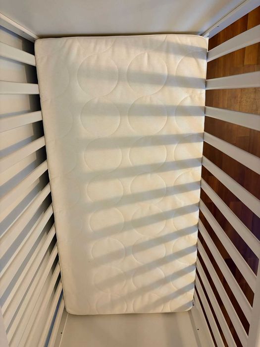 Quarto de bebé IKEA SUNDVIK — berço + colchão + trocador