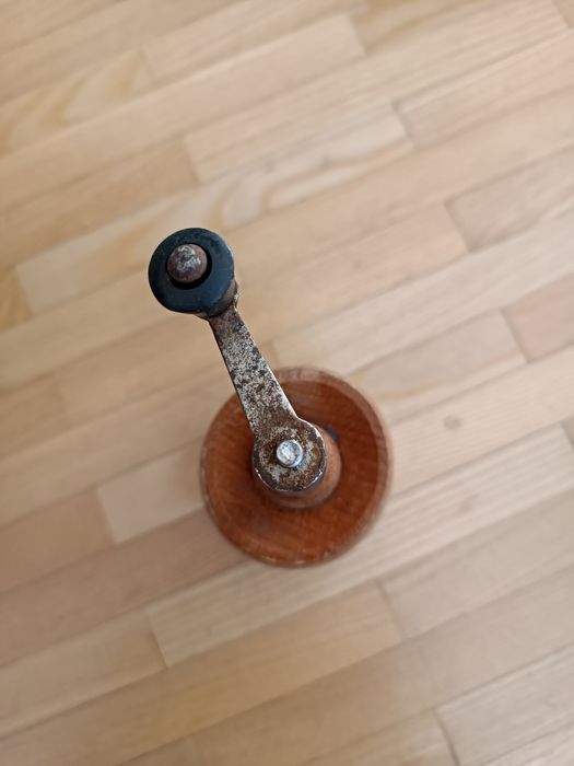 Drewniany młynek do pieprzu PRL