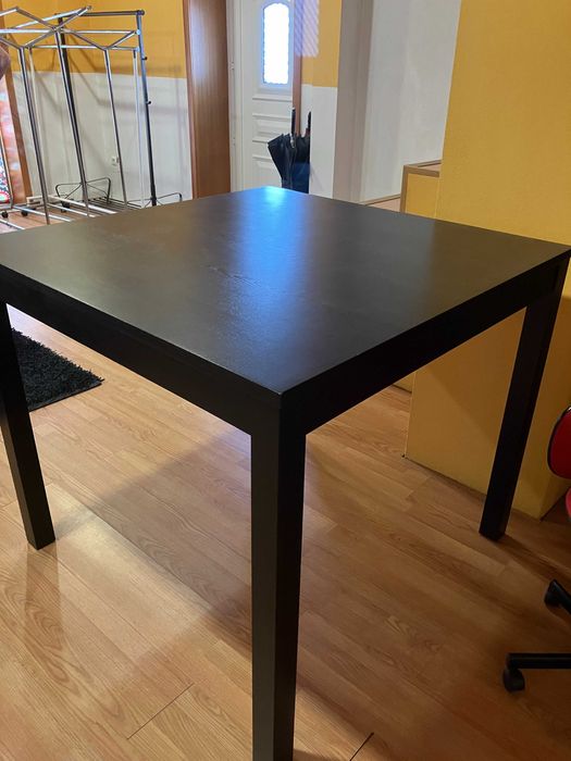 Mesa quadrada e alta preta IKEA
