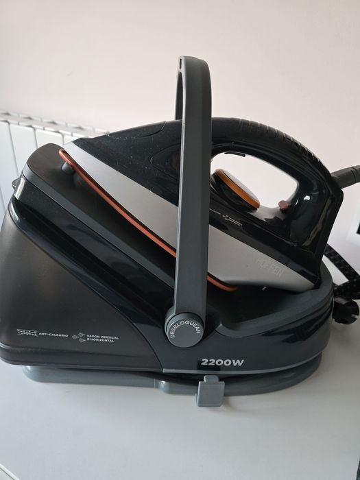 Ferro de engomar com caldeira como Novo.