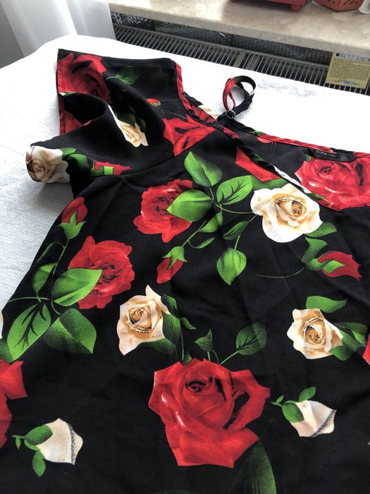 Bluzka SHEIN CURVE 2XL – Czarna w róże (Cold Shoulder)