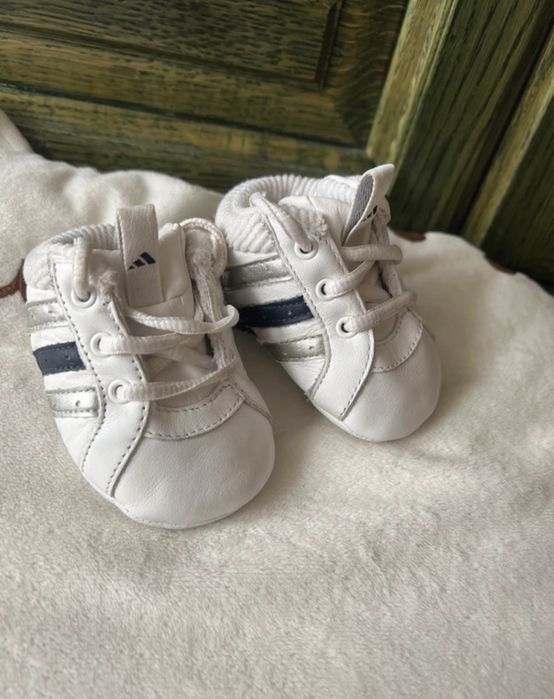 Pierwsze buciki niechodki dla niemowlaka adidas