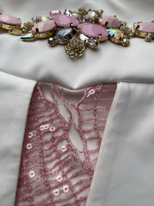 Sukienka z różową baskinką