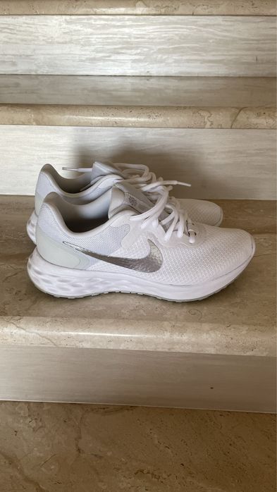 Найк білі красовки.