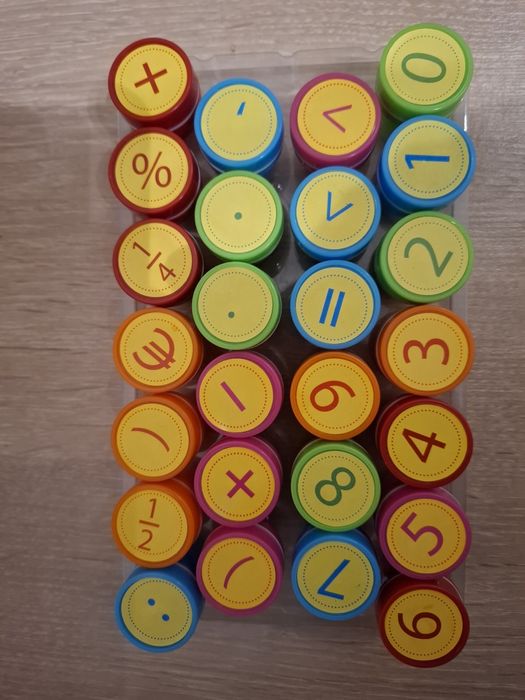 Pieczątki cyferki znaki matematyczne 2 komplety