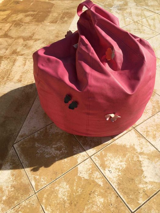 Puff de Napa cor de rosa com borboletas