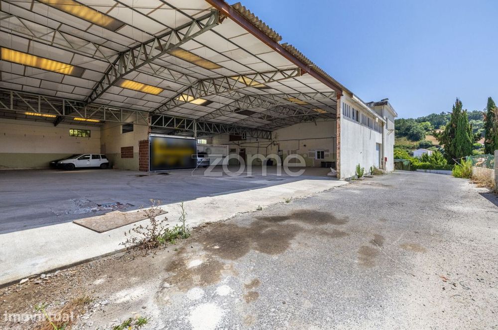 Pavilhão/Armazém Industrial, à entrada de Alcobaça c/ 1960m2
