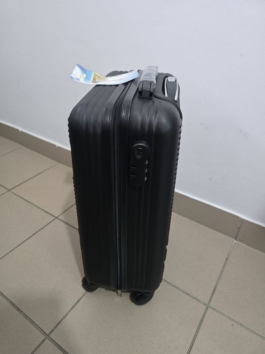 Walizka plastikowa czarna mała nowa