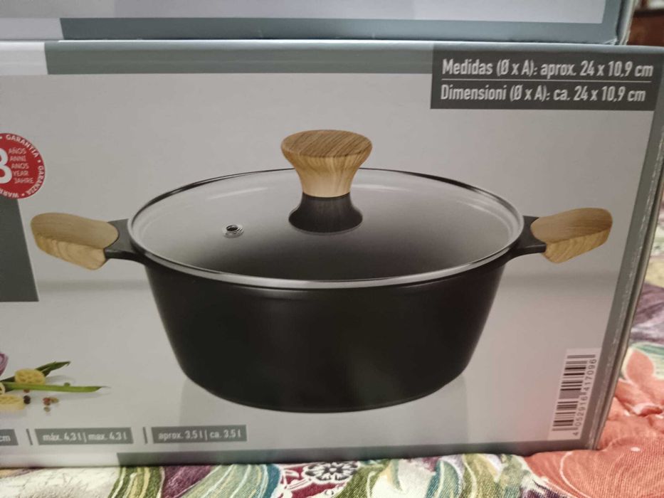 3 panelas e uma frigideira. todos de endução