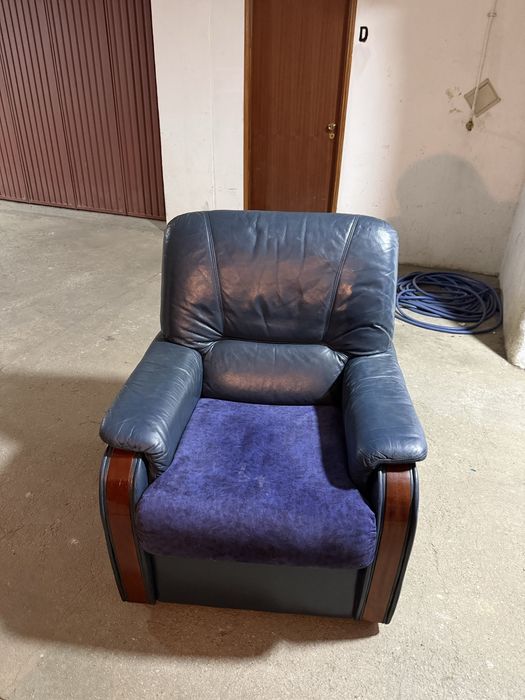 Vendo conjunto de 3 sofás em pele.