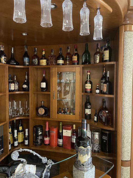 Bar de sala em madeira