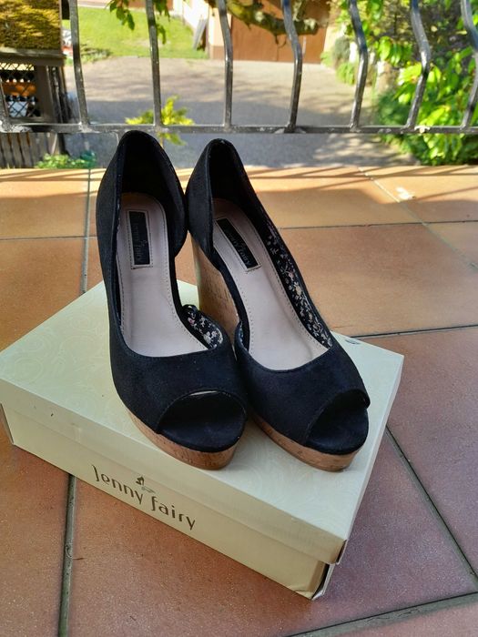 Piękne zamszowe czarne sandały rozm. 39