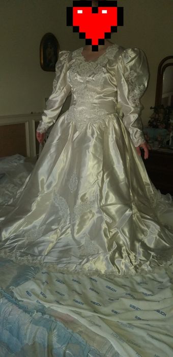 Vestido de noiva em cetim com perolas ,todo trabalhado como novo