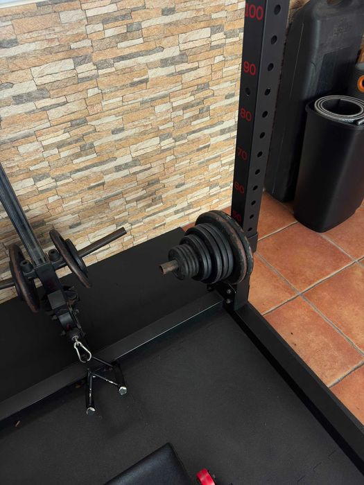 Rack de musculação c/ banco e pesos e acessórios