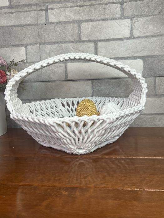 Biały drukowany pleciony koszyk