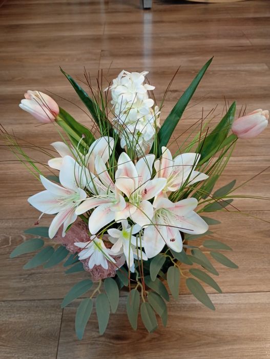 Kwiaty zalane cementem