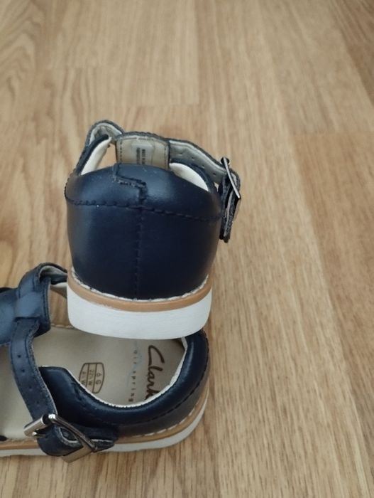 Дитячі шкіряні босоніжки CLARKS розмір 22