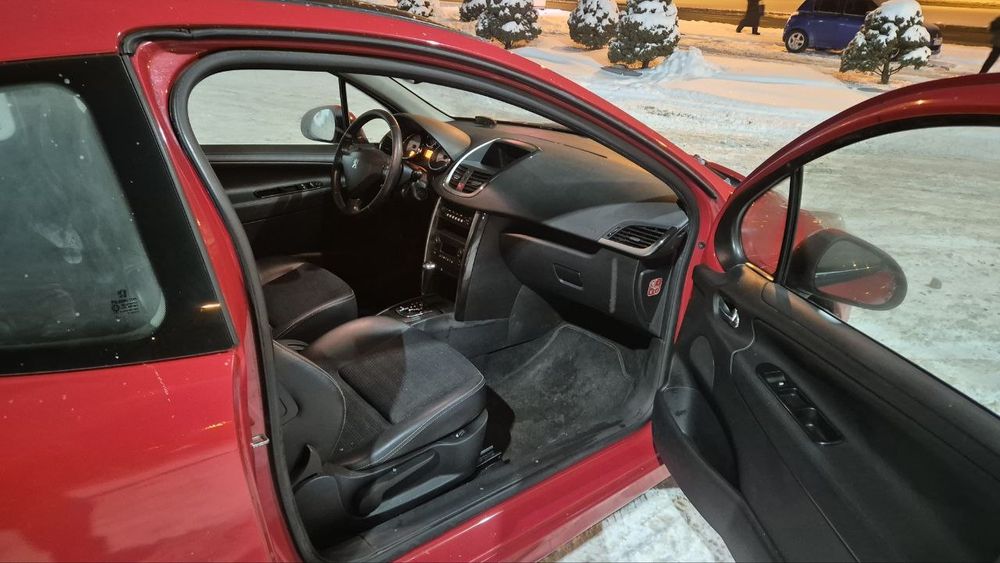 Продам свою крихітку у шикарному червоному кольорі