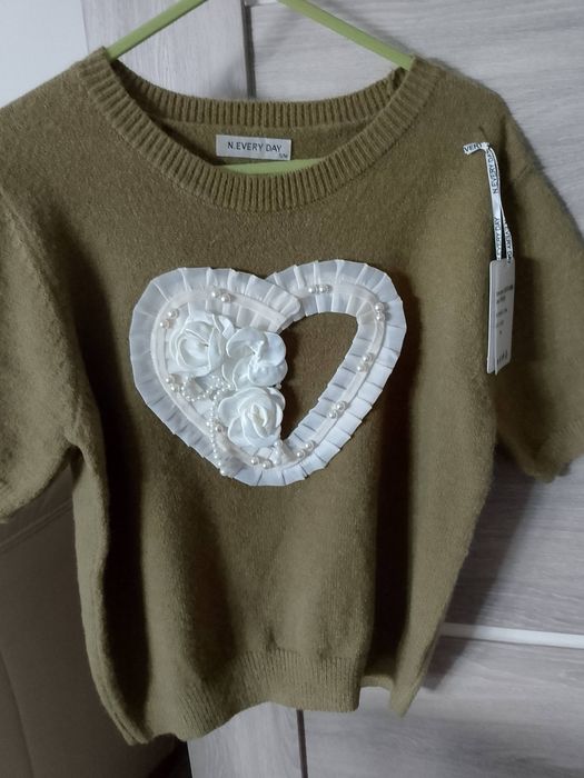 Nowy sweterek damski z krótkim rękawem
