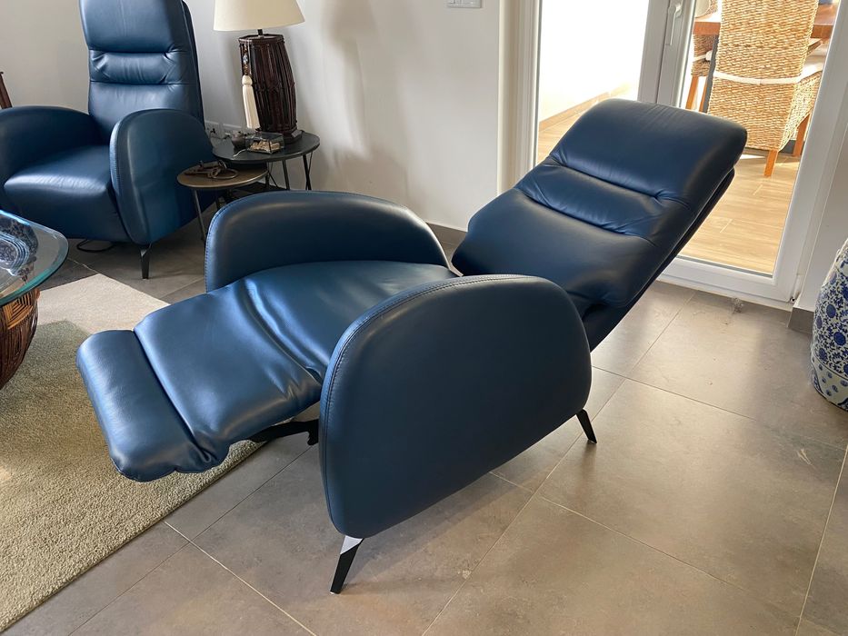 2 Poltronas Reclináveis Elétricas em Pele como novas (Cadeiras Fénix)