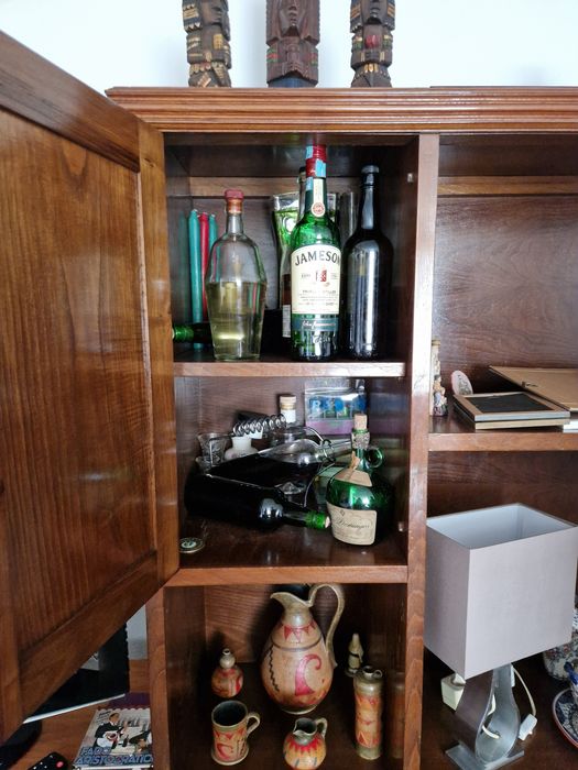Armário clássico de sala em madeira