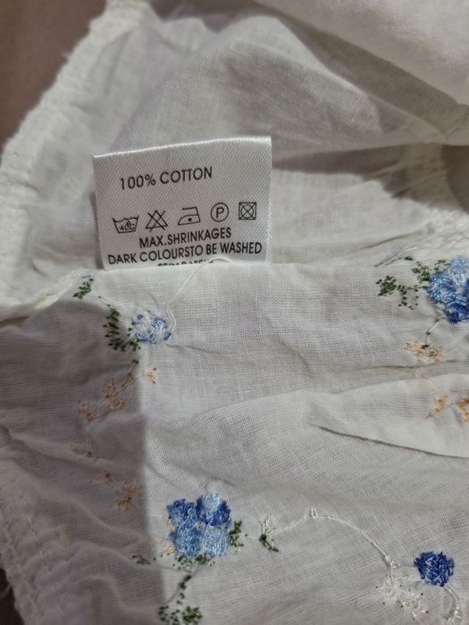 Bluzka na ramiączkach w stylu gorsetowym