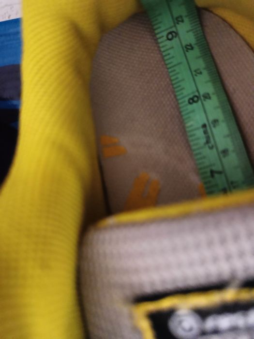 Кросівки у відмінному стані р. 36