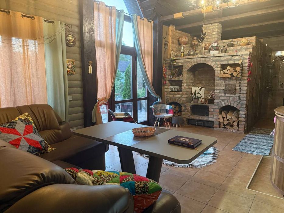 Продам дом 200 м2 с бассейном и баней в начале Обуховки.