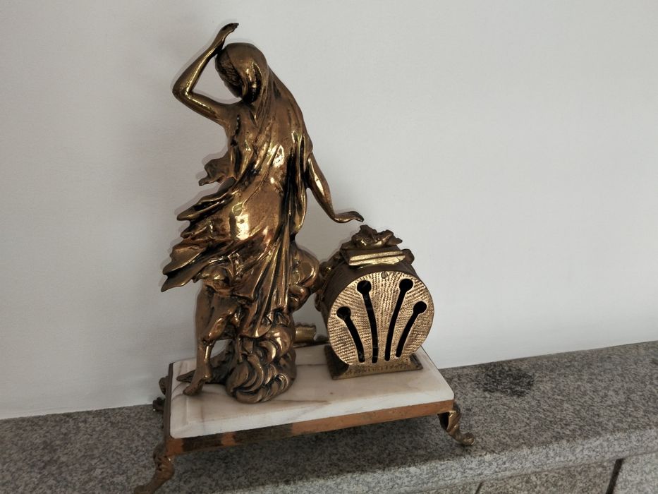 Relógio antigo com pedra mármore