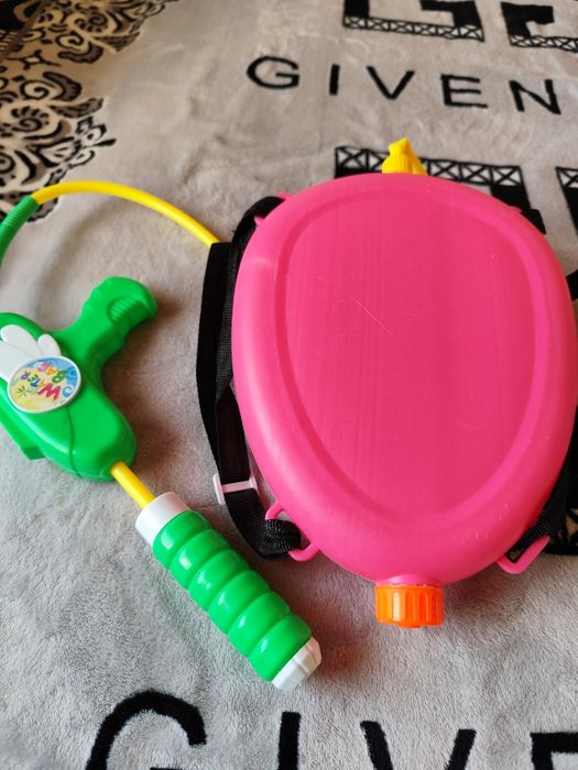 Продам водный пистолет и круги