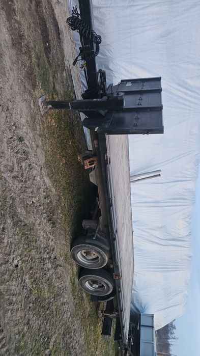 Przyczepa tandem laweta do bel skrzyń posiada burty