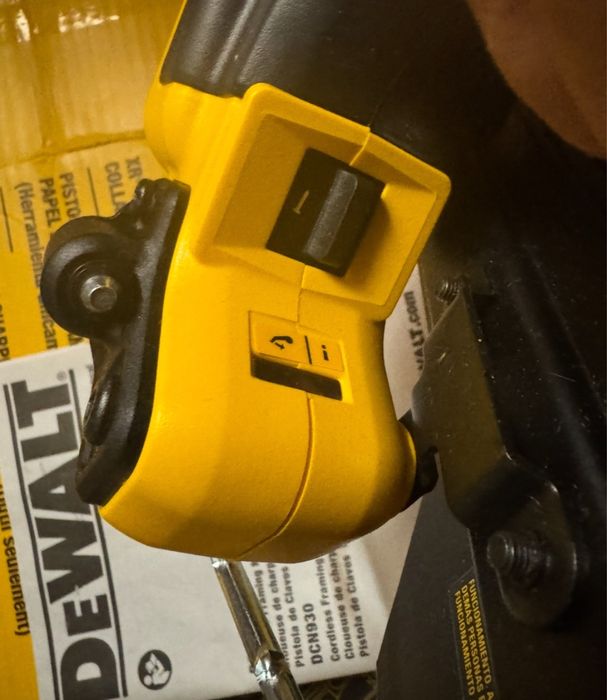 Кровельний нейлер Dewalt DCN930 34 кут