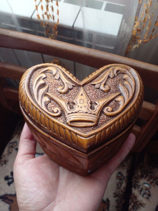 Деревянная шкатулка сердце.