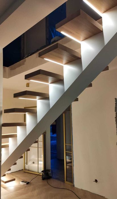 Schody metalowe ze stopniami jesionowymi