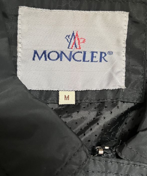 Курточка Moncler