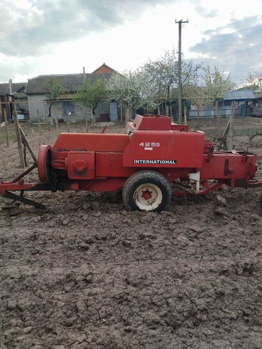Причіпний тюковий прес-підбирач International 425D