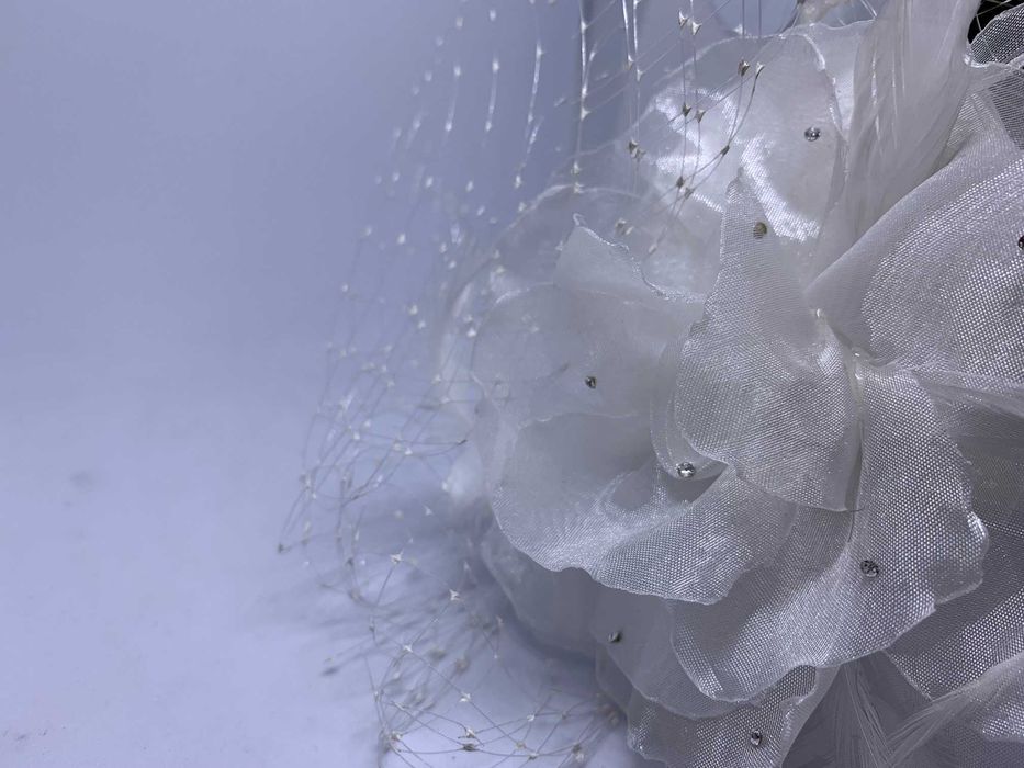 nowy biały fascynator ślubny średni kwiat piórka kryształki woalka