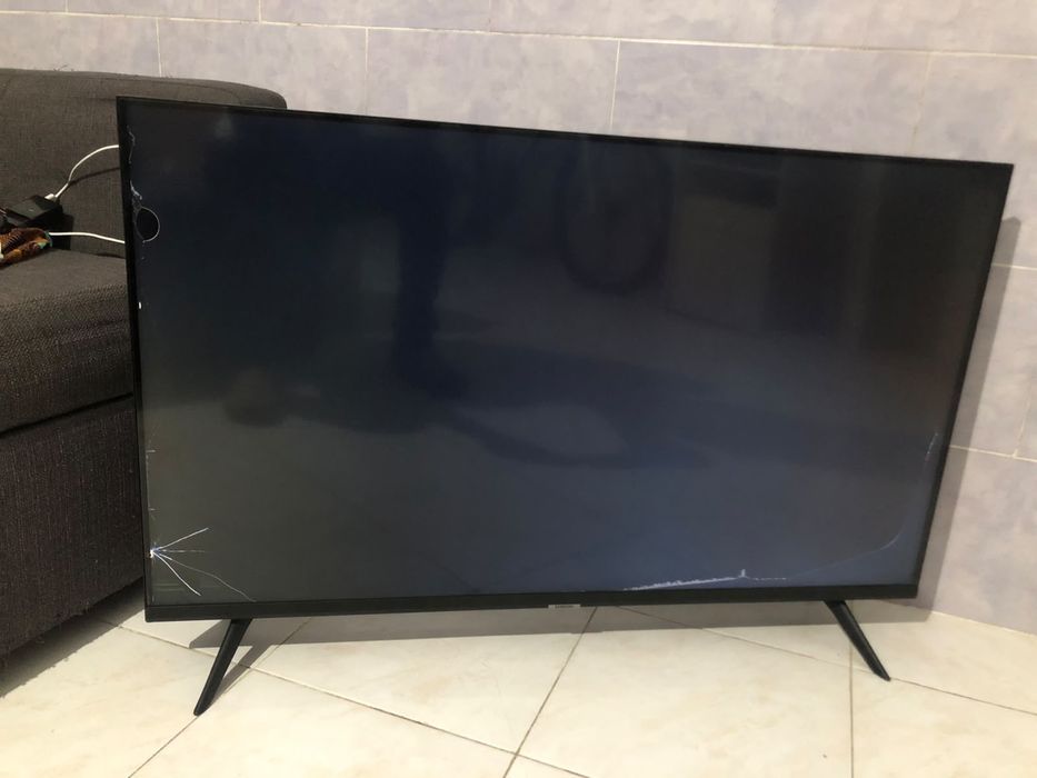 TV Samsung 43” Avariada – Ecrã Partido – Para Reparação/Peças