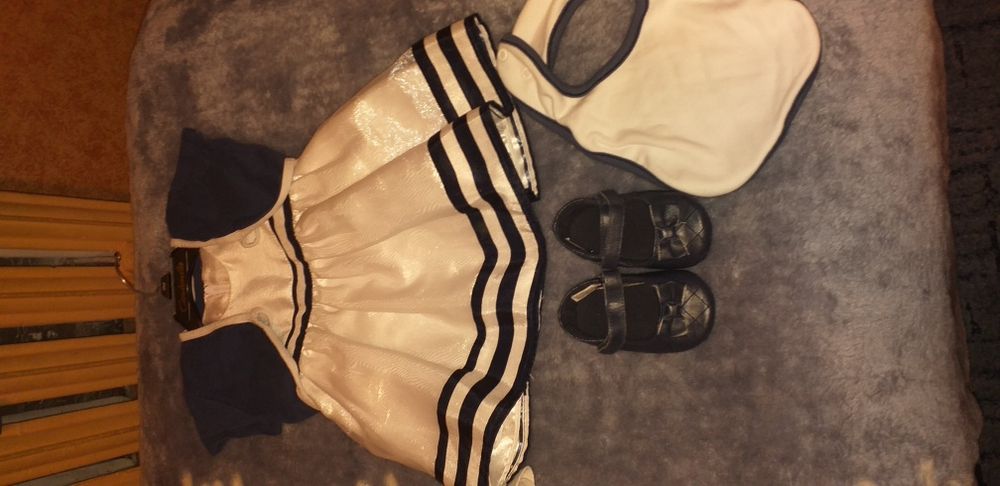 Sukienka ecru kremowa bordo tiul buciki spinki biała granatem bolerko