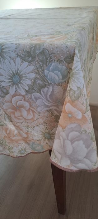 Toalha de mesa com 6 guardapos e 2 pegas, diametro 140cm