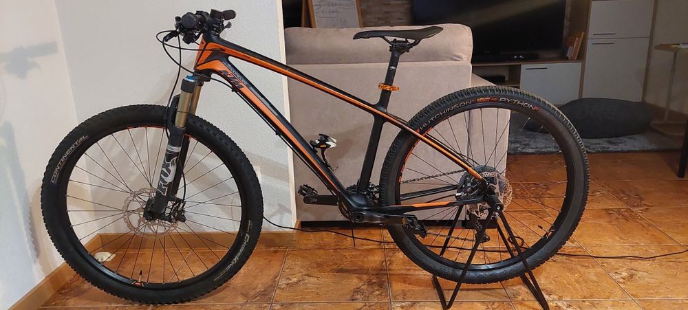 Bicicleta KTM 27,5 em carbono