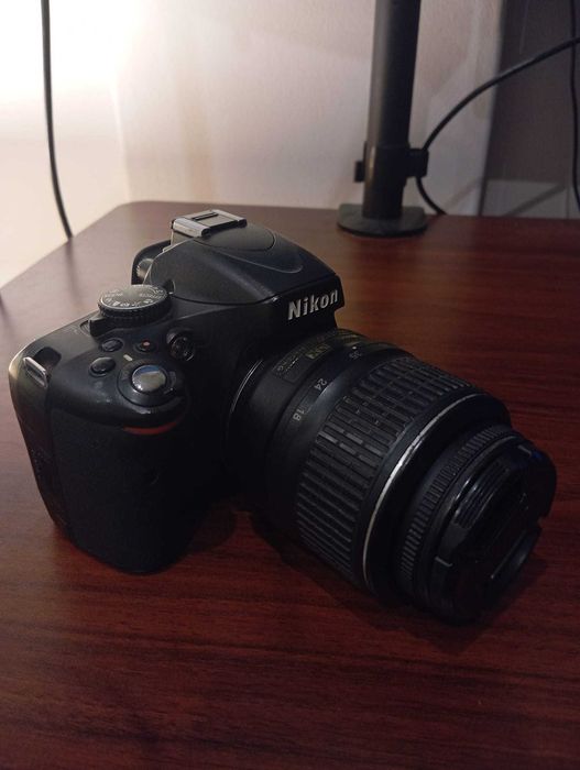 Nikon D5100 + NIKKOR 18-55mm VR + Bateria Extra + Cartão MicroSD 64GBs+ Mochila Hama
