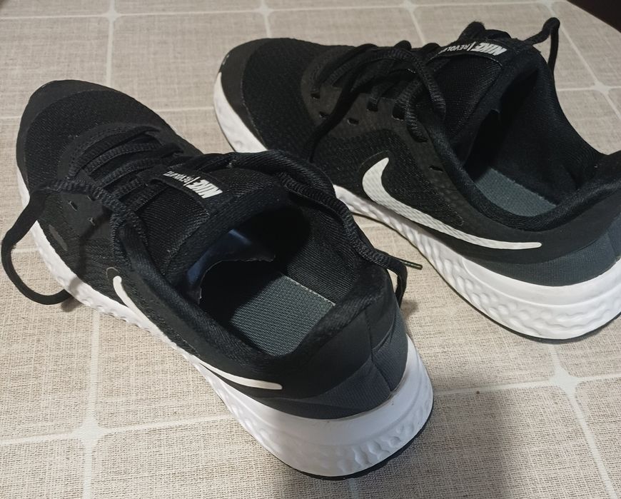 Кросівки  Nike Revolution 5.