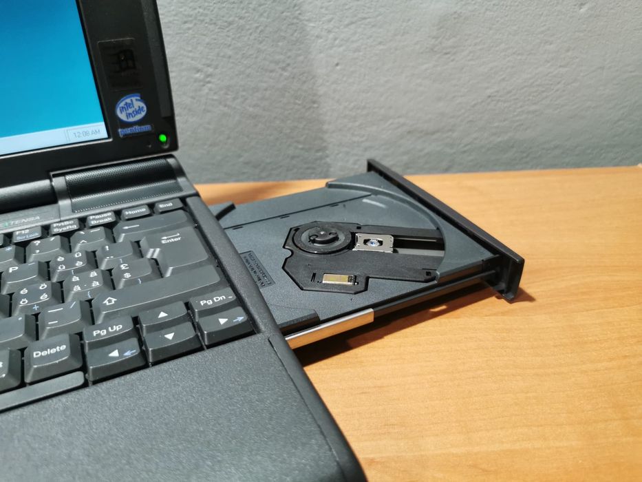 Stary działający laptop Texas Instruments Extensa 610CDT z lat 90