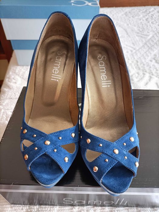 Sapatos senhora, em camurça azul forte, abertos a frente e com tachas