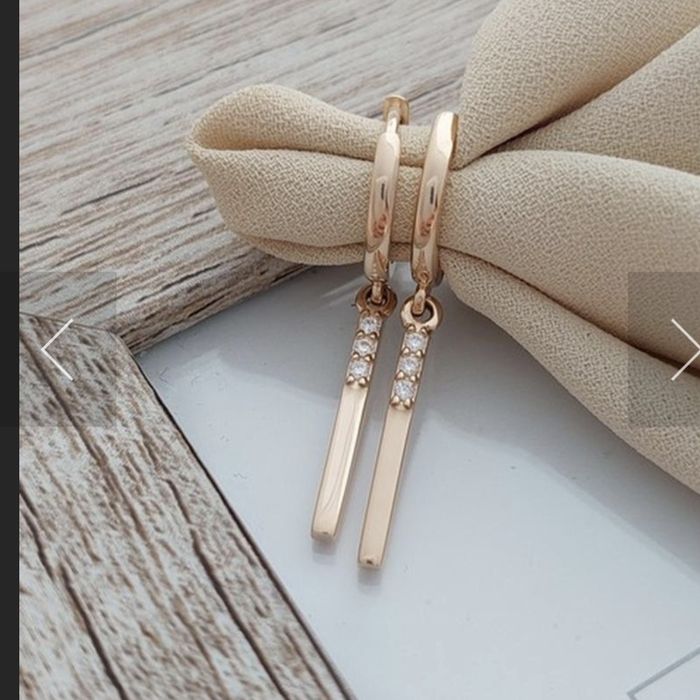 Серьги конго из  золота с золотыми подвесками палочками  с фианитами