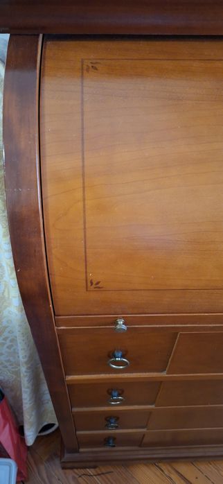 Cómoda papeleira  de estilo clássico